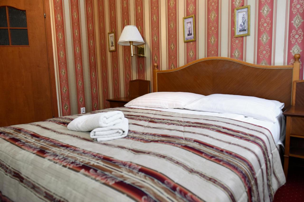 Dwor Ostoia Otel Rymanów Dış mekan fotoğraf