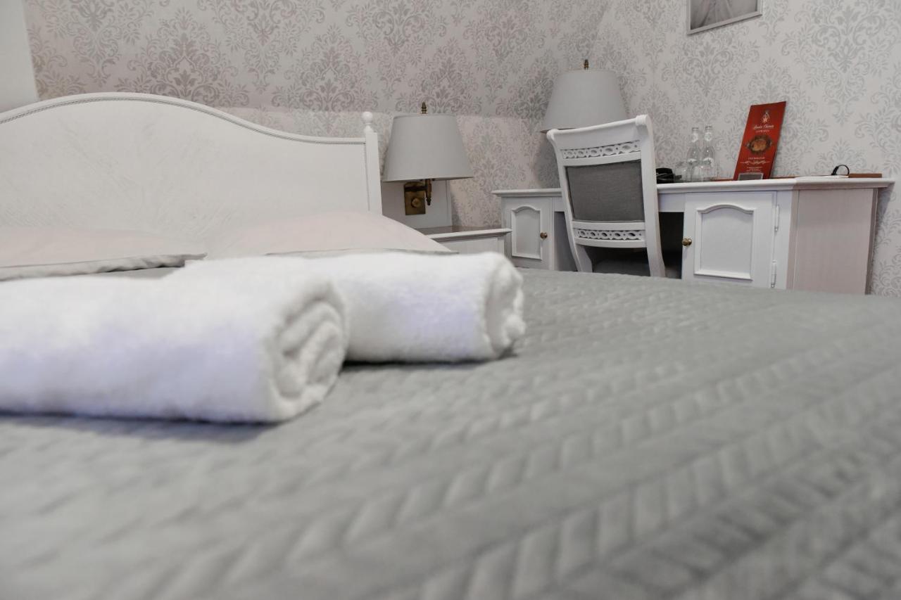 Dwor Ostoia Otel Rymanów Dış mekan fotoğraf
