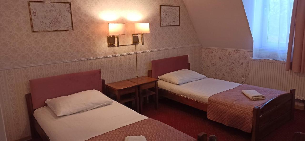 Dwor Ostoia Otel Rymanów Dış mekan fotoğraf
