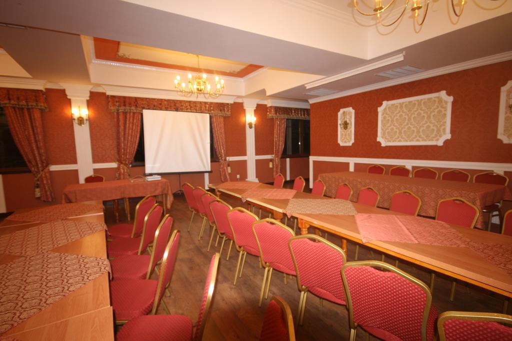 Dwor Ostoia Otel Rymanów Dış mekan fotoğraf