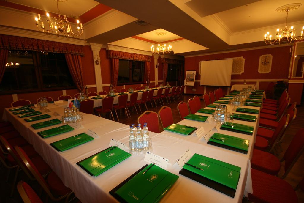 Dwor Ostoia Otel Rymanów Dış mekan fotoğraf