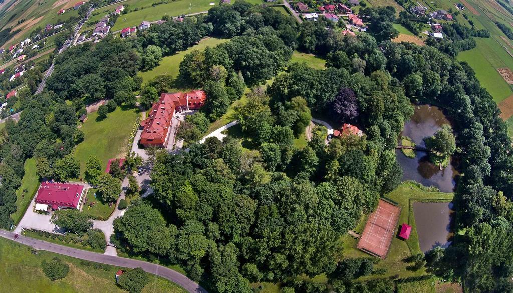 Dwor Ostoia Otel Rymanów Dış mekan fotoğraf