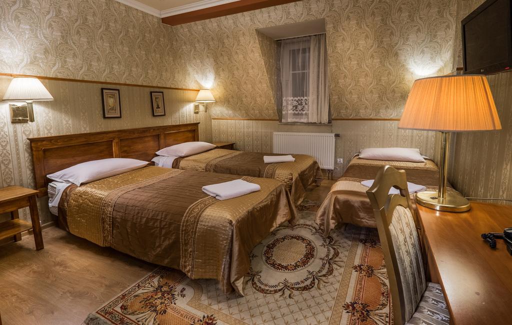 Dwor Ostoia Otel Rymanów Dış mekan fotoğraf