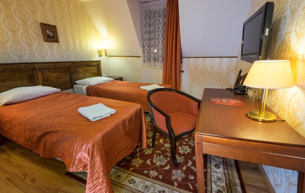 Dwor Ostoia Otel Rymanów Dış mekan fotoğraf