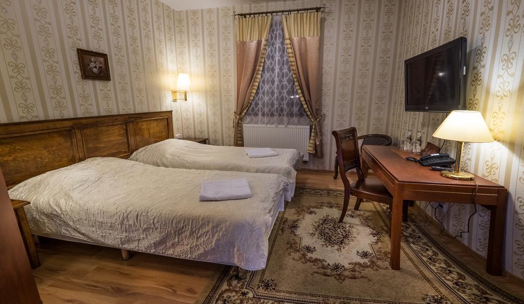 Dwor Ostoia Otel Rymanów Dış mekan fotoğraf