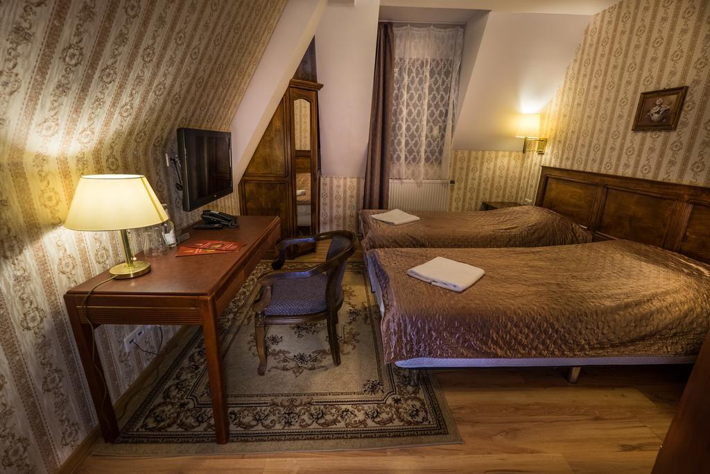 Dwor Ostoia Otel Rymanów Dış mekan fotoğraf