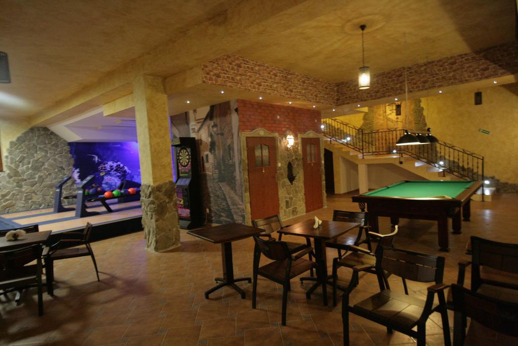 Dwor Ostoia Otel Rymanów Dış mekan fotoğraf